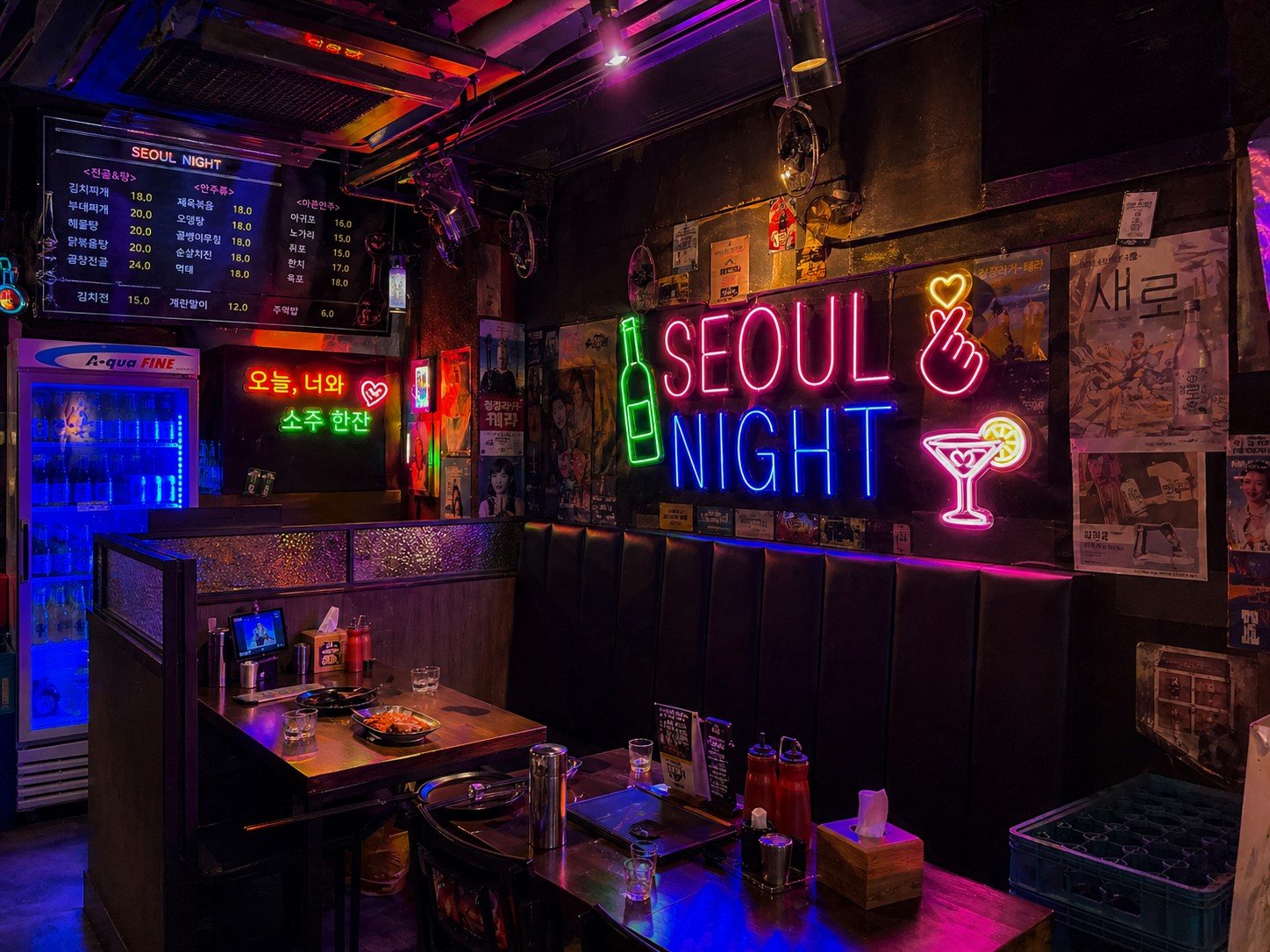Neón LED purple good vibes — decoración para estudio