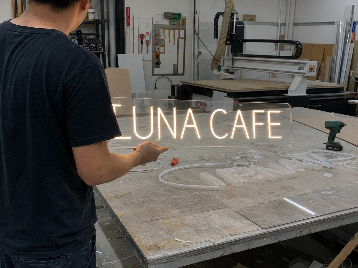 Fresado CNC de letras corpóreas en taller Rotulnova Madrid