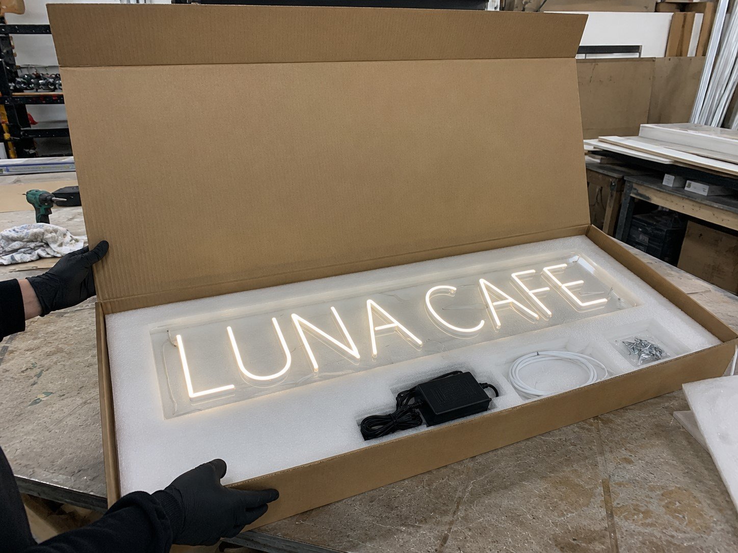Rótulo LED embalado y listo para envío — Rotulnova Madrid