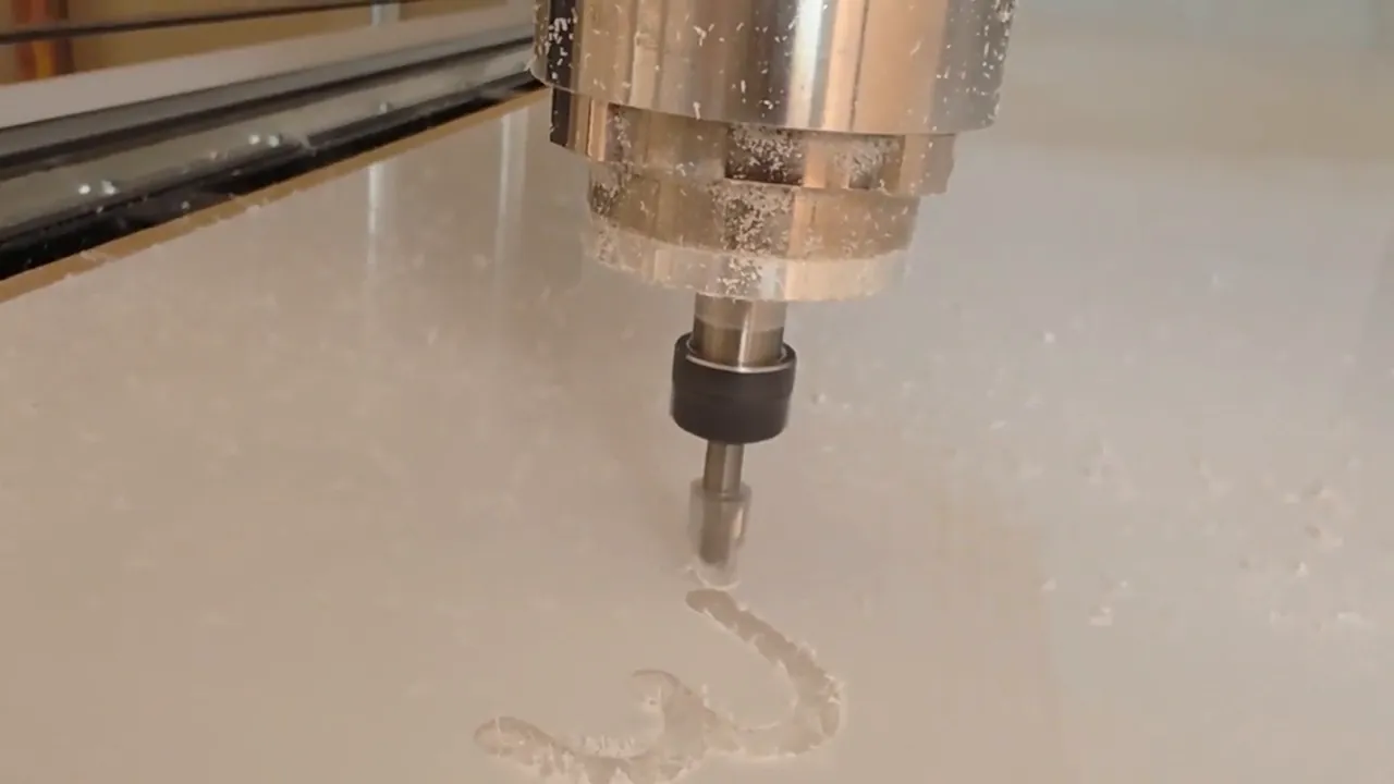Nuestra fresadora CNC cortando letras en el taller